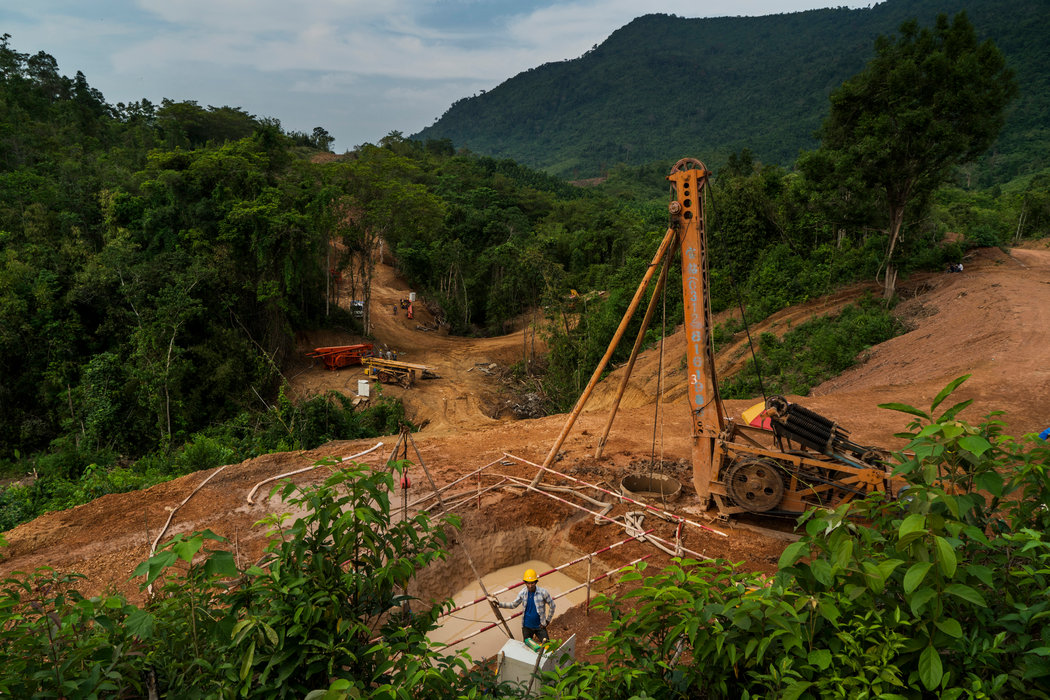 在老挝万荣附近建设的一条中老铁路