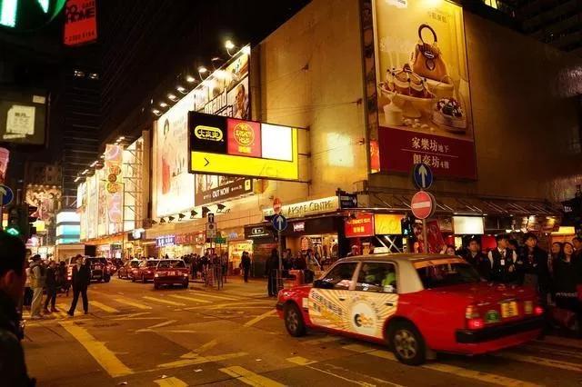 中国女富豪拯救美小镇老美欢天喜地看她撒钱