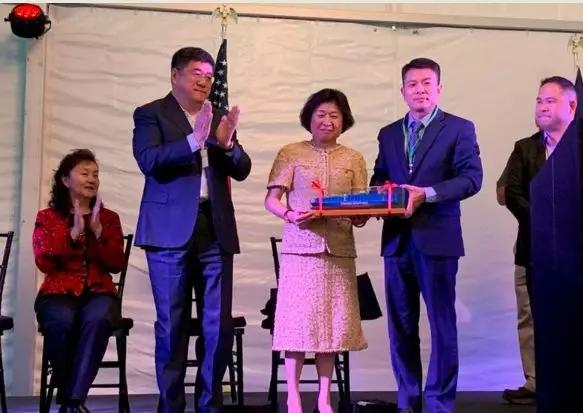 中国女富豪拯救美小镇老美欢天喜地看她撒钱