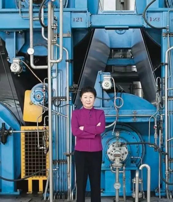 中国女富豪拯救美小镇老美欢天喜地看她撒钱