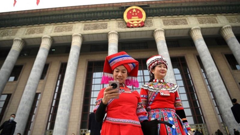 5000多名中国人大代表和政协委员们每年需要从全国各地将提案带到北京
