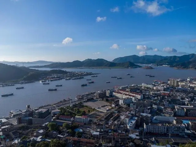 沿海城市能够在最近几十年中迅速崛起，主要的原因就是海运交通的优势