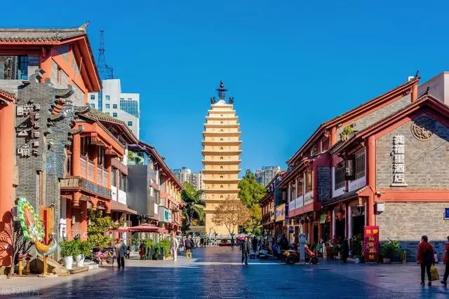 自古云南省的发展就不差，拥有众多的特色民族文化，重点发展旅游业
