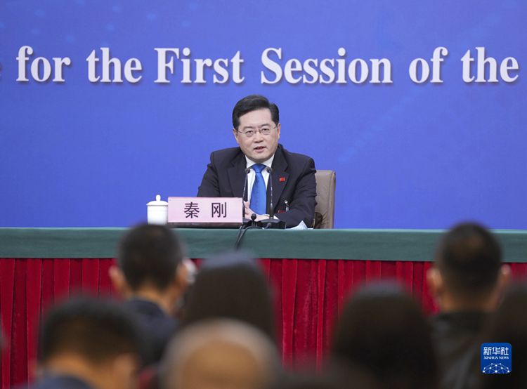 十四届全国人大一次会议在北京梅地亚中心多功能厅举行记者会，外交部长秦刚就“中国外交政策和对外关系”相 ...