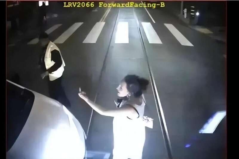 一辆无人驾驶出租车，因为没有识别出绿灯，停在了旧金山的一条轻轨列车的路线上 ...