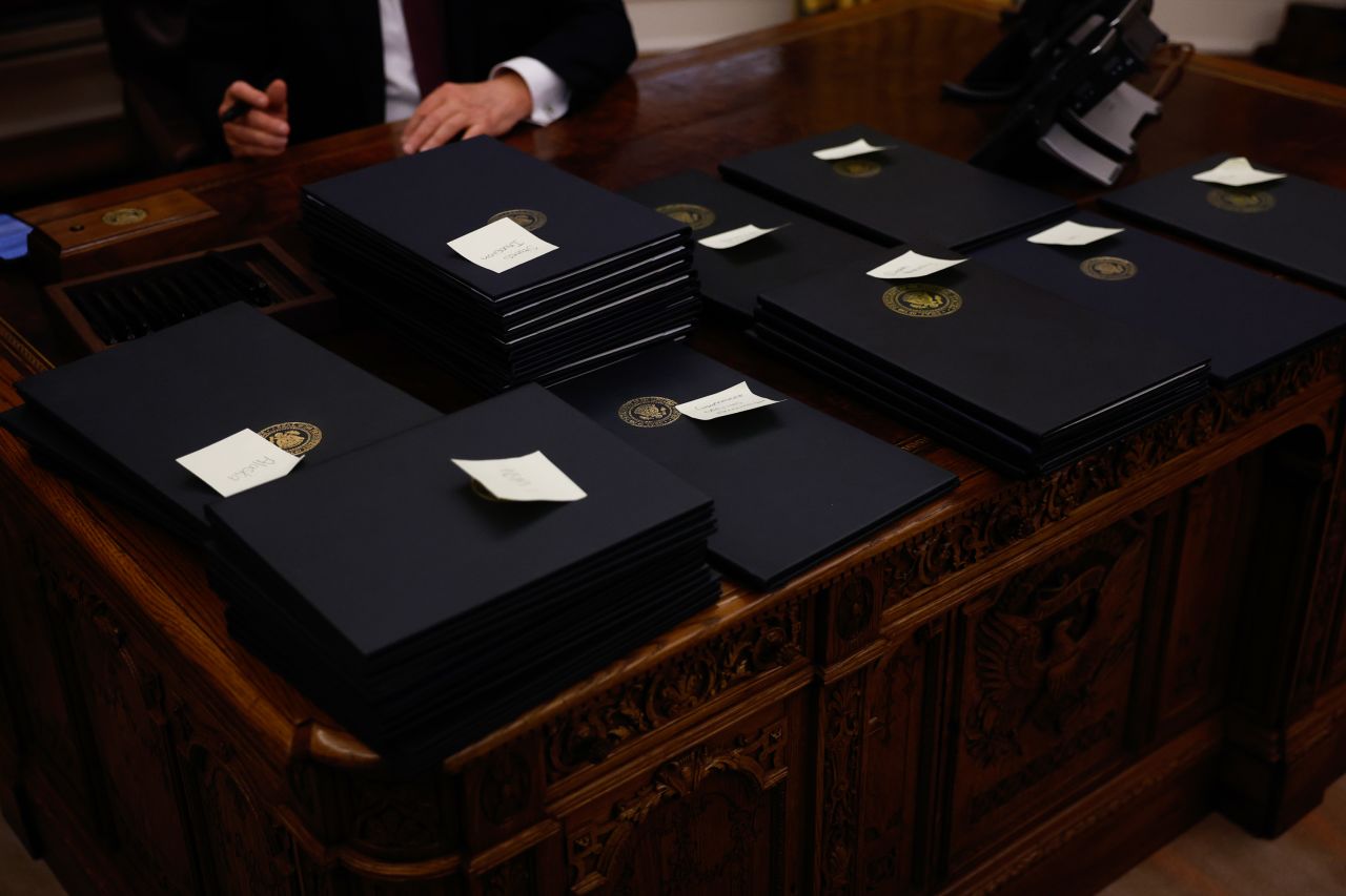 唐纳德·特朗普总统在椭圆形办公室签署行政命令