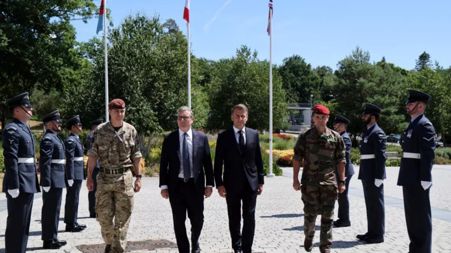 法国总统埃马纽埃尔·马克龙和英国首相基尔·斯塔默在位于诺斯伍德的英国国防部总部参加了“自愿联盟”会议 ... 法国总统埃马纽埃尔·马克龙和英国首相基尔·斯塔默在位于诺斯伍德的英国国防部总部参加了“自愿联盟”会议 ...