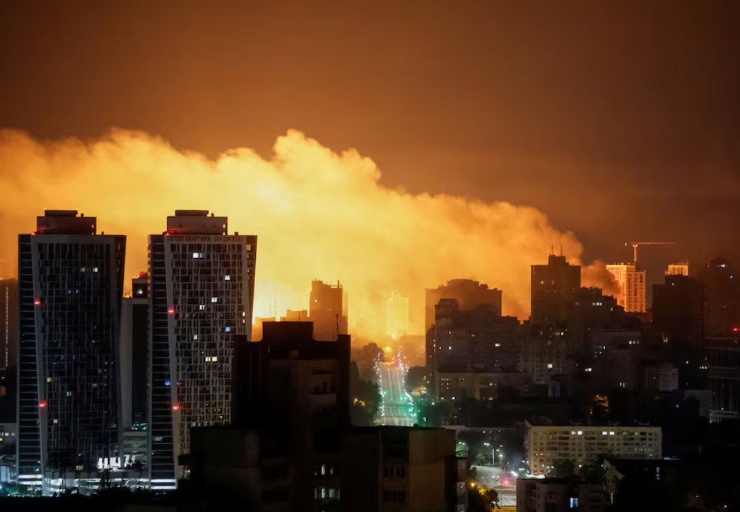 在俄罗斯对乌克兰发动袭击期间,一架无人机在乌克兰基辅的上空爆炸,照亮了城市上空 ... 在俄罗斯对乌克兰发动袭击期间,一架无人机在乌克兰基辅的上空爆炸,照亮了城市上空 ...