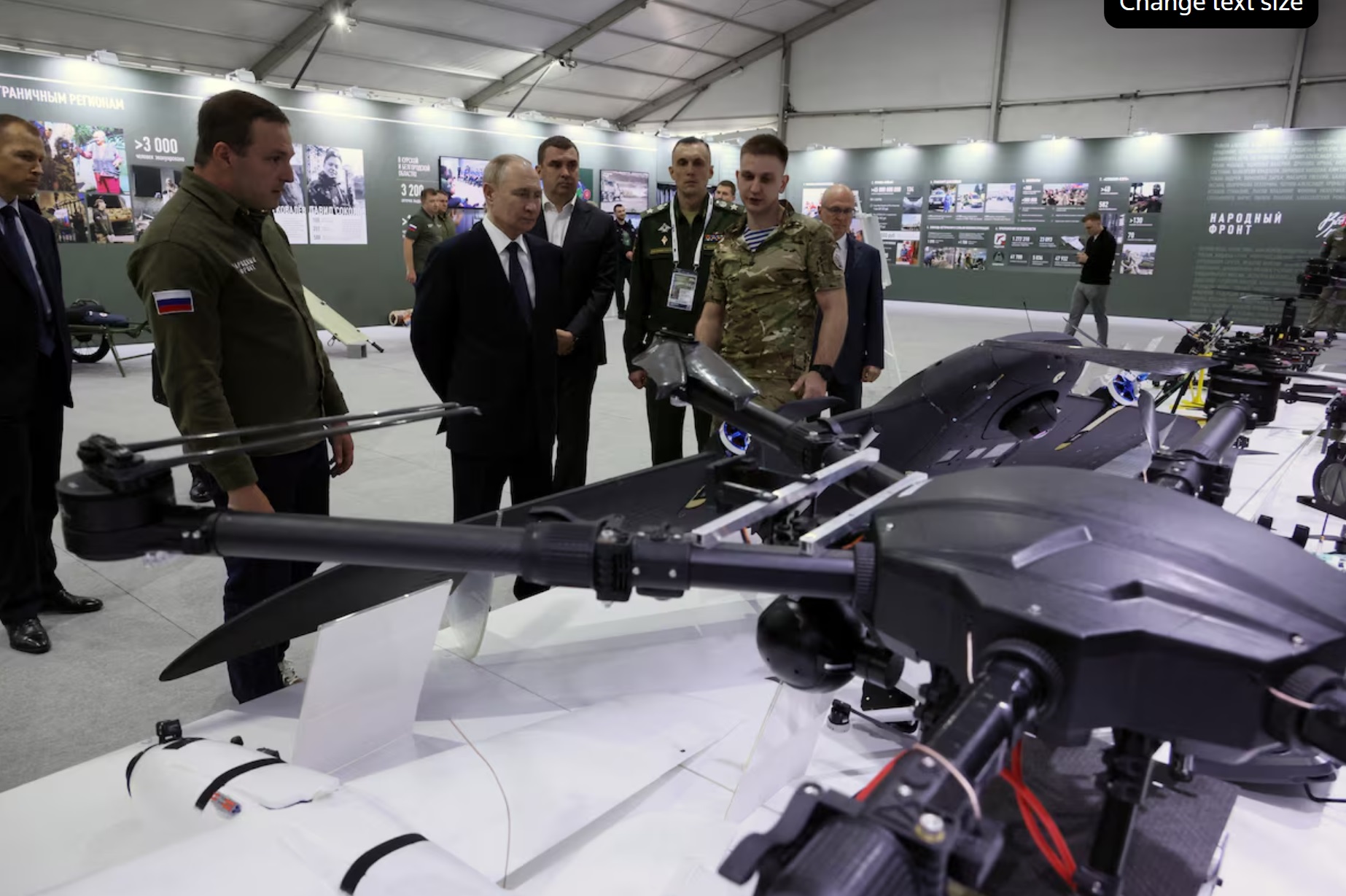 俄罗斯总统普京在莫斯科参观由全俄人民阵线政治运动组织的军事硬件展览