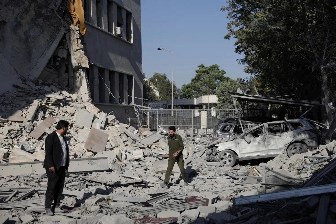 人们在大马士革空袭造成的废墟中行走 人们在大马士革空袭造成的废墟中行走