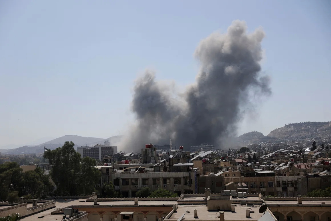 叙利亚大马士革国防部遭到空袭后,烟雾升起 叙利亚大马士革国防部遭到空袭后,烟雾升起